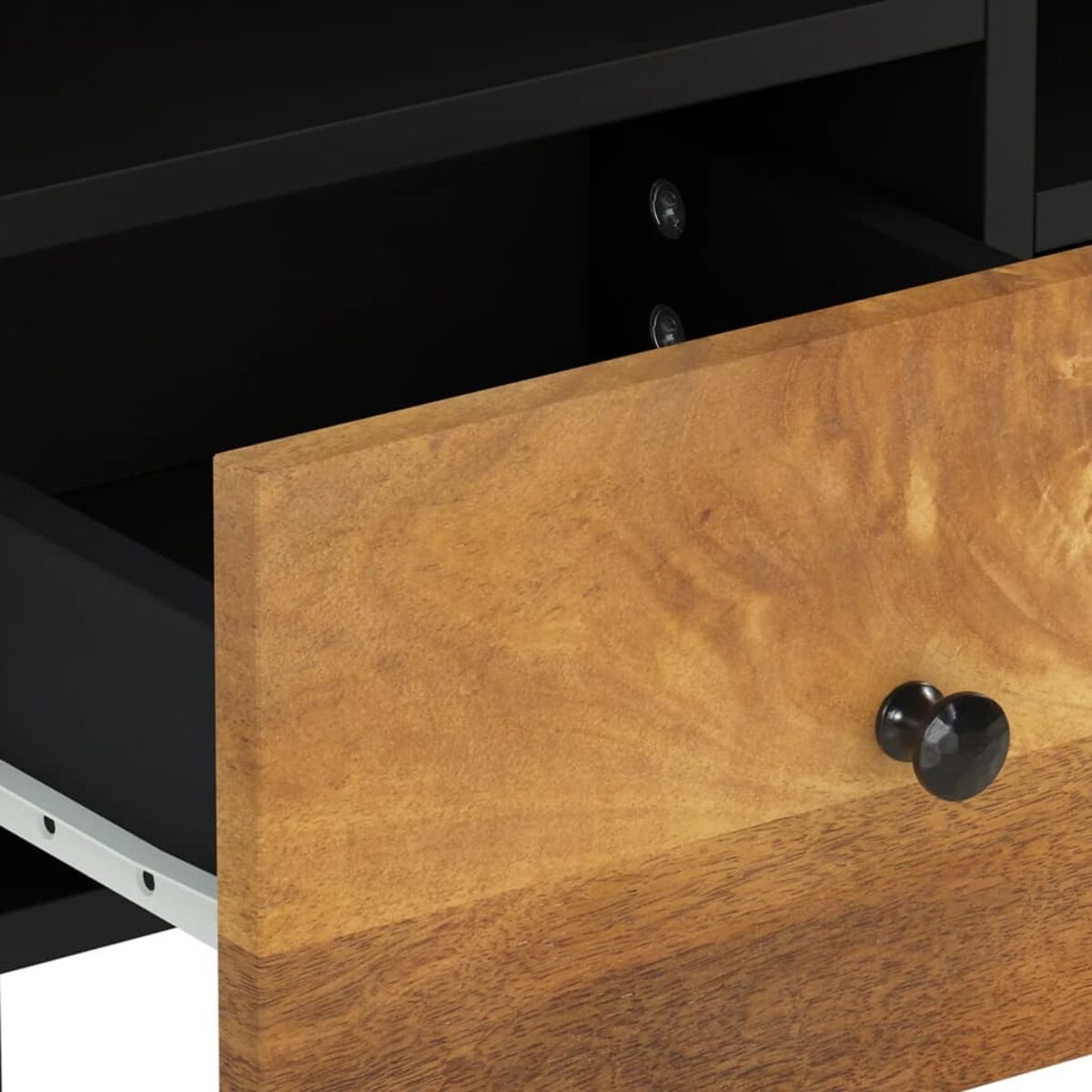 Eine Schublade eines Schranks ist geöffnet und zeigt eine Holzfront mit schwarzem Knauf und Metallschienen.