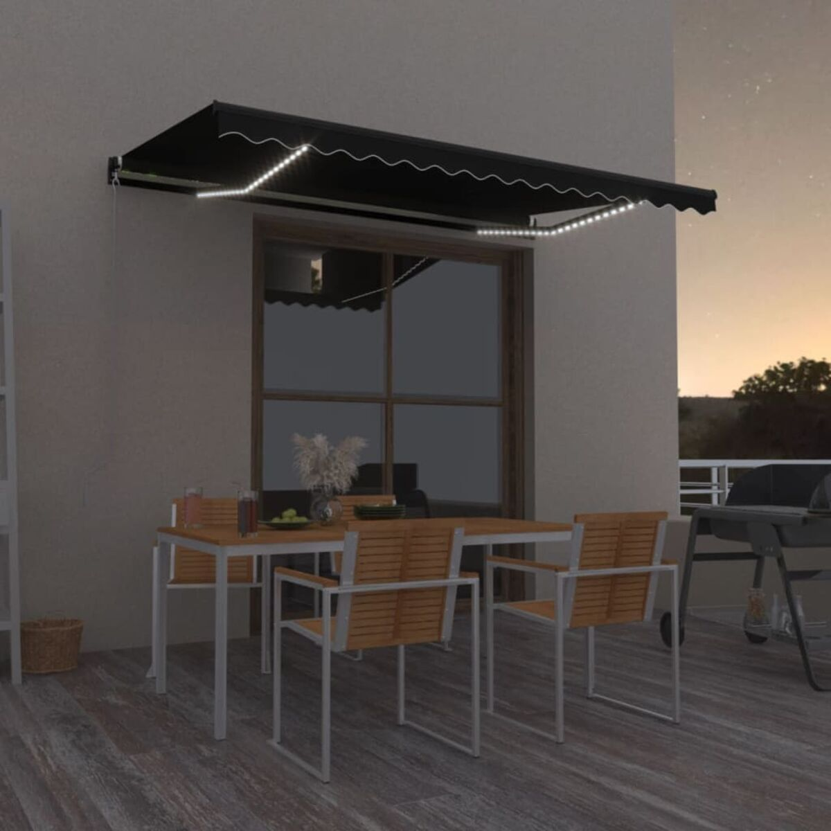 Szene im Freien mit schwarzer Markise, Tisch, Stühlen und Grill. Lichter sind an. Abendhimmel sichtbar.