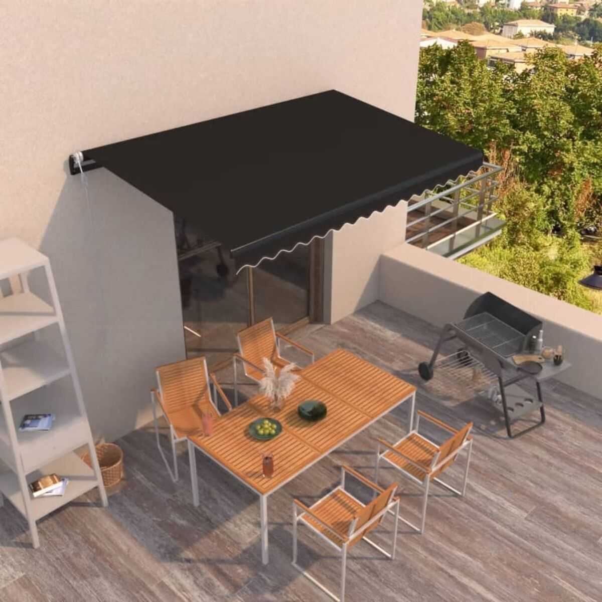 Schwarze Markise über Balkon. Tisch, Stühle und Grill auf dem Balkon. Sonnige Szene.
