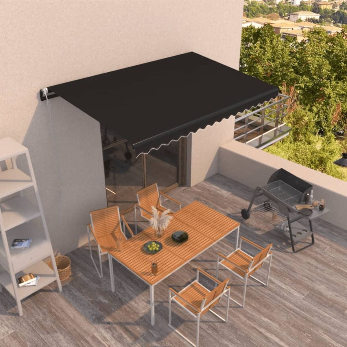 Szene im Freien mit schwarzer Markise. Tisch, Stühle und Grill auf der Terrasse.