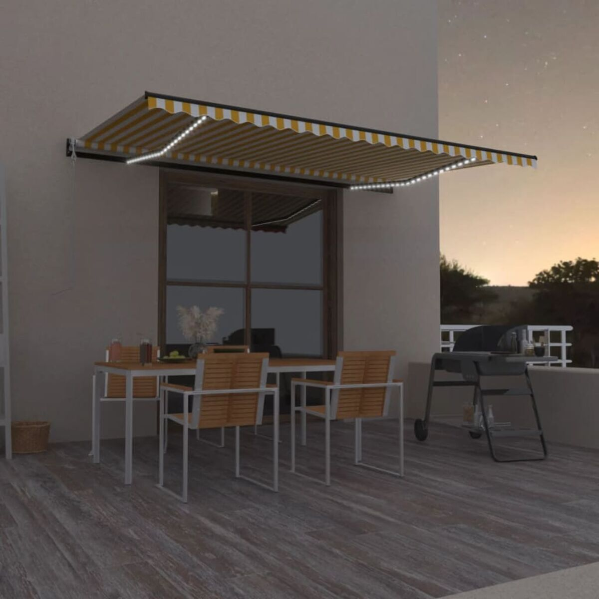 Markise über Terrasse. Tisch, Stühle, Grill vorhanden. Dämmerung.