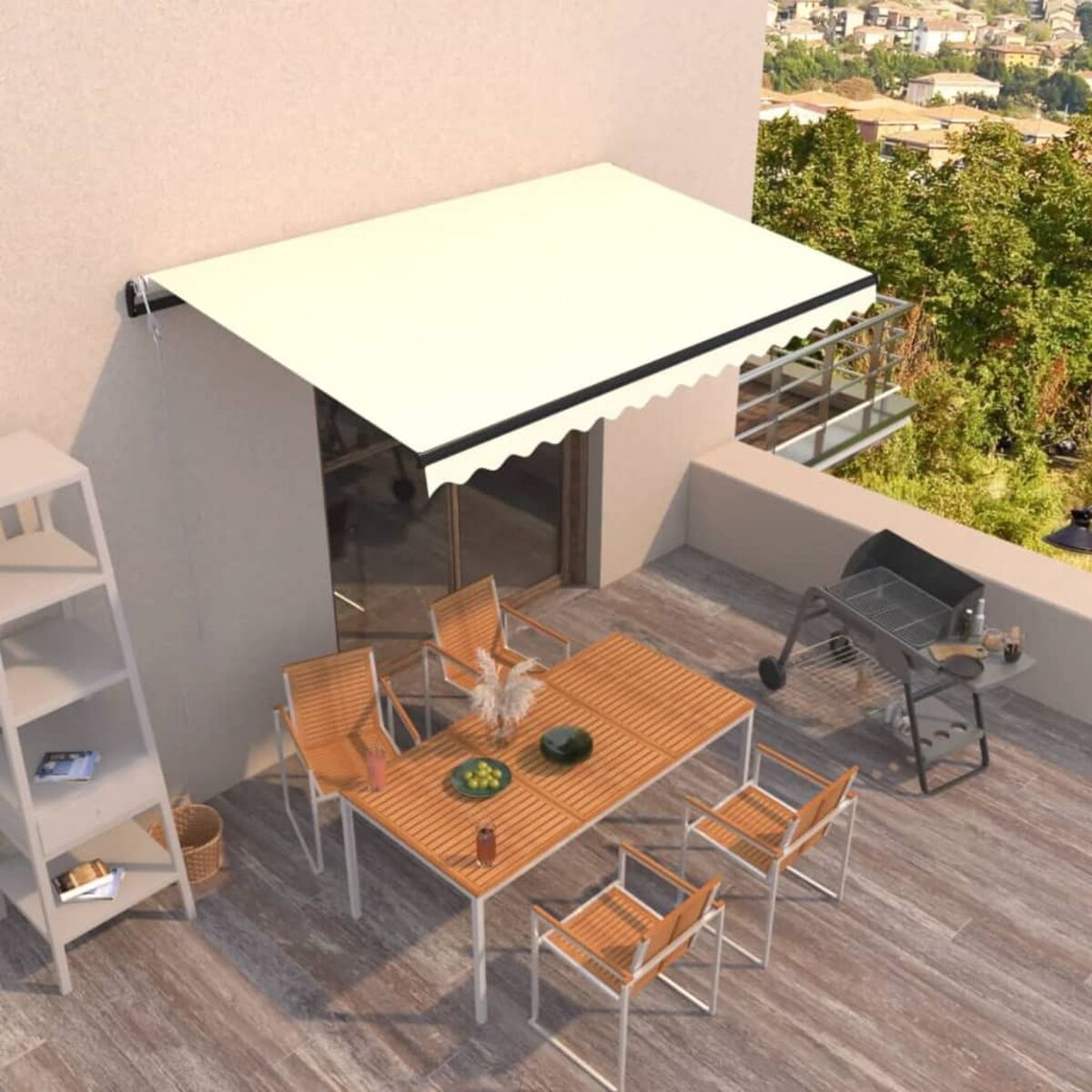 Szene im Freien mit beiger Markise über Tisch mit Stühlen. Grill und Balkon sind sichtbar.