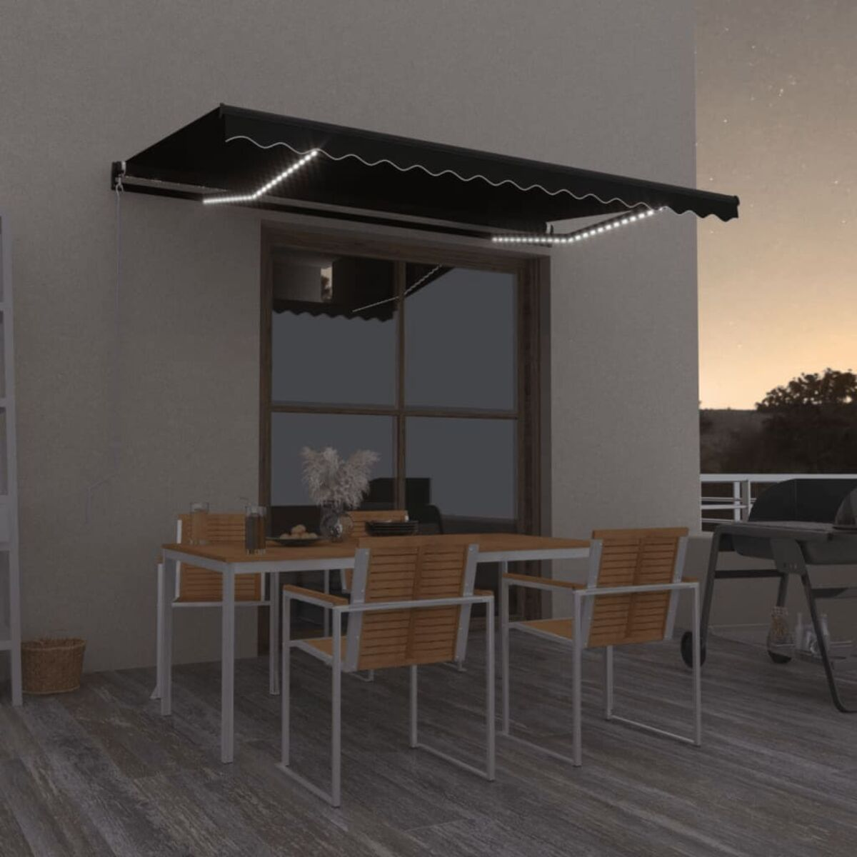 Außenszene mit Markise, Tisch, Stühlen und Sonnenuntergang. Schwarze Markise mit Lichtern über dem Fenster.