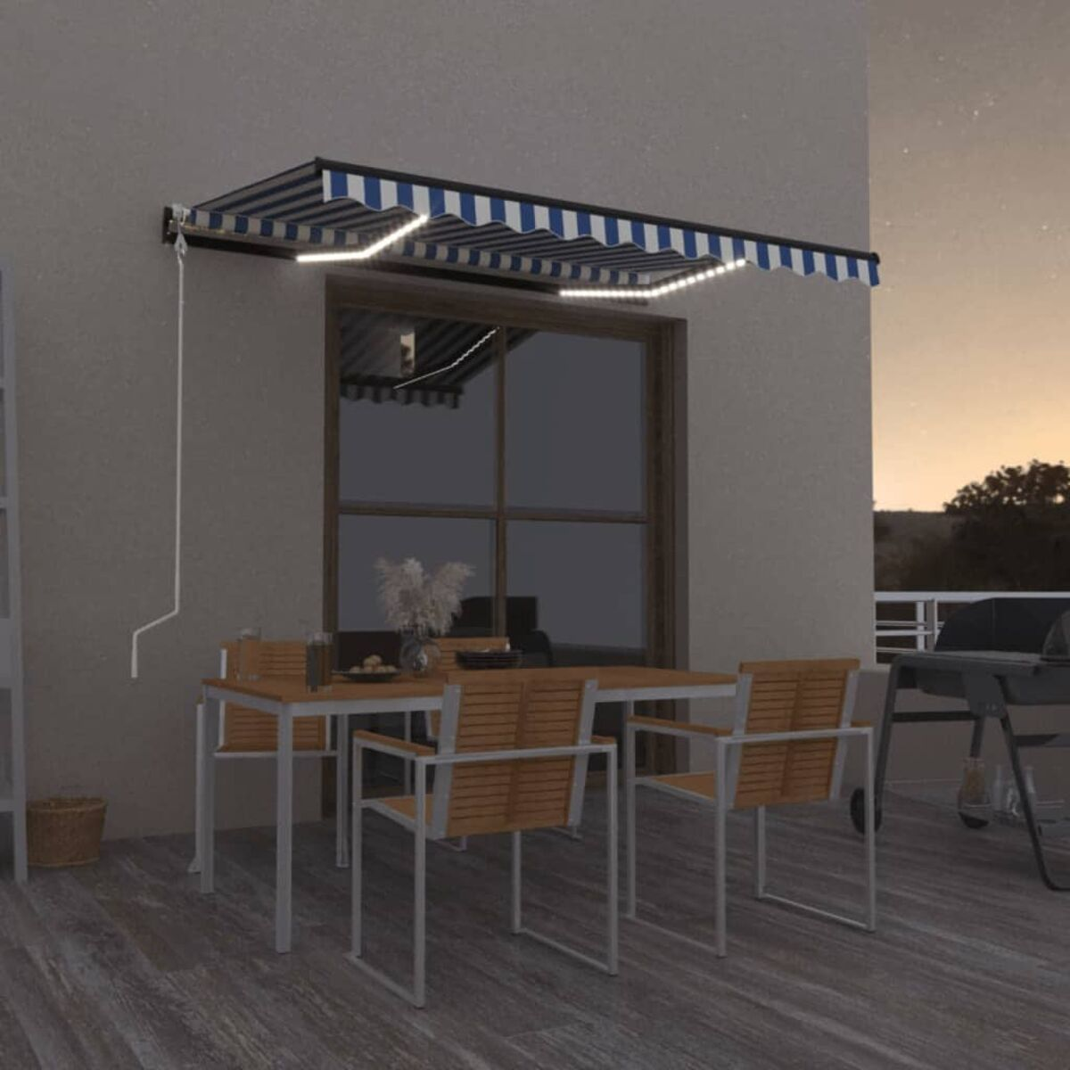 Eine Terrasse mit Tisch, Stühlen und einer Markise. Die Markise hat blau-weiße Streifen und LED-Leuchten.