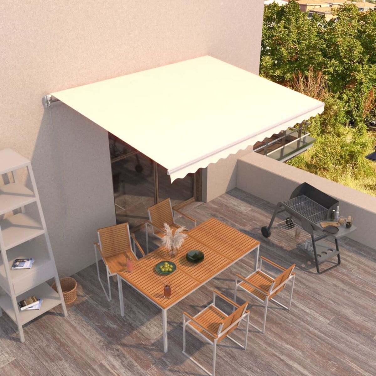 Terrassenszene mit Markise, Tisch, Stühlen und Grill. Beige Markise über Holztisch und Stühlen.