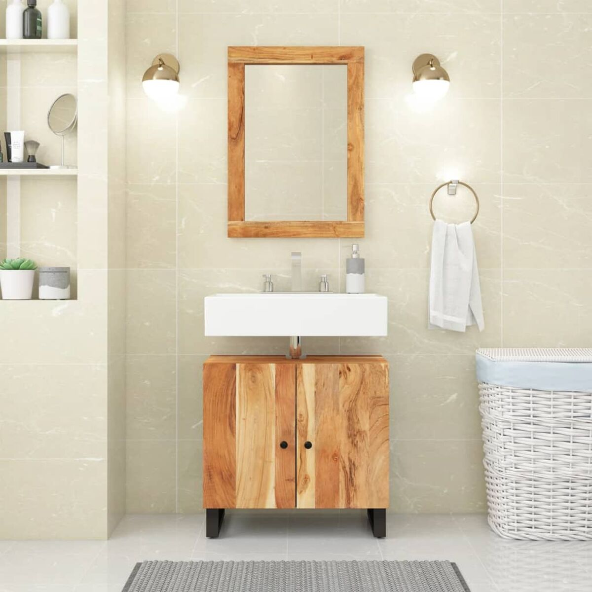 Badezimmer mit Holzwaschtisch und Spiegel, goldenen Wandleuchten und einem weißen Waschbecken. Weißes Handtuch am Ring.
