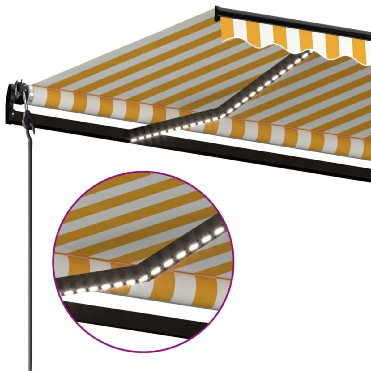 Gelb-weiß gestreifte Markise mit Lichtern. Nahaufnahme des Lichtdetails.