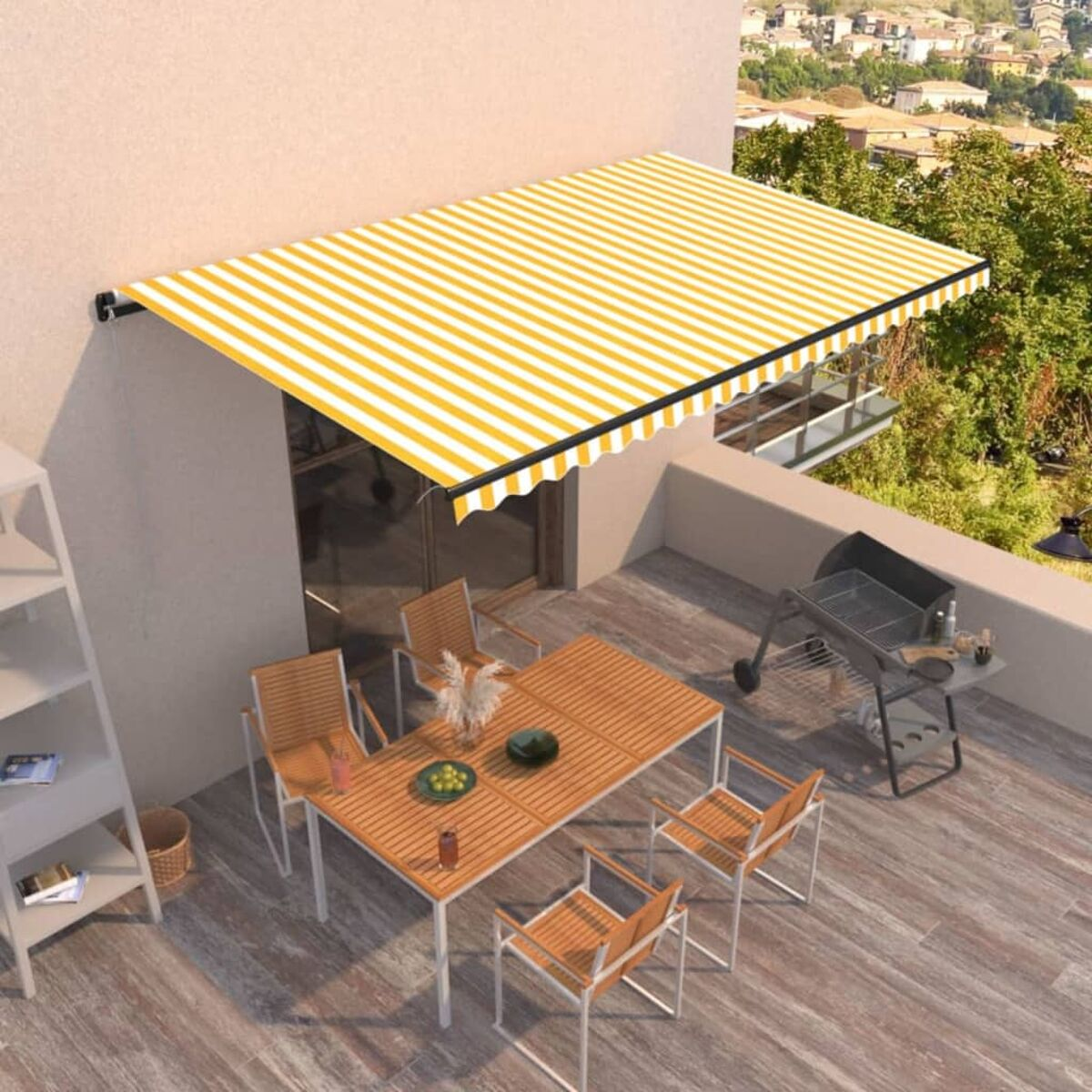 Terrasse mit gelb-weiß gestreifter Markise, Tisch, Stühlen und Grill.