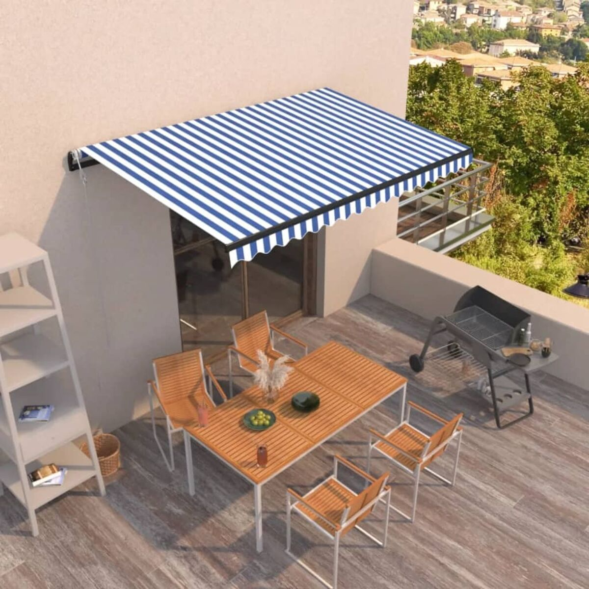 Blau-weiß gestreifte Markise über der Terrasse. Holztisch, Stühle und Grill sind sichtbar.