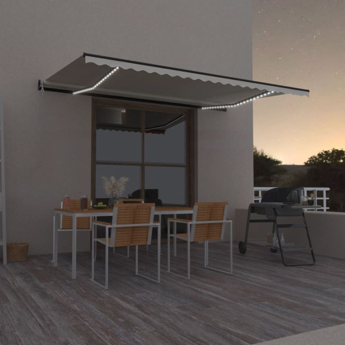 Eine weiße Markise mit Lichtern über einem Balkon, mit Tisch, Stühlen und einem Grill.