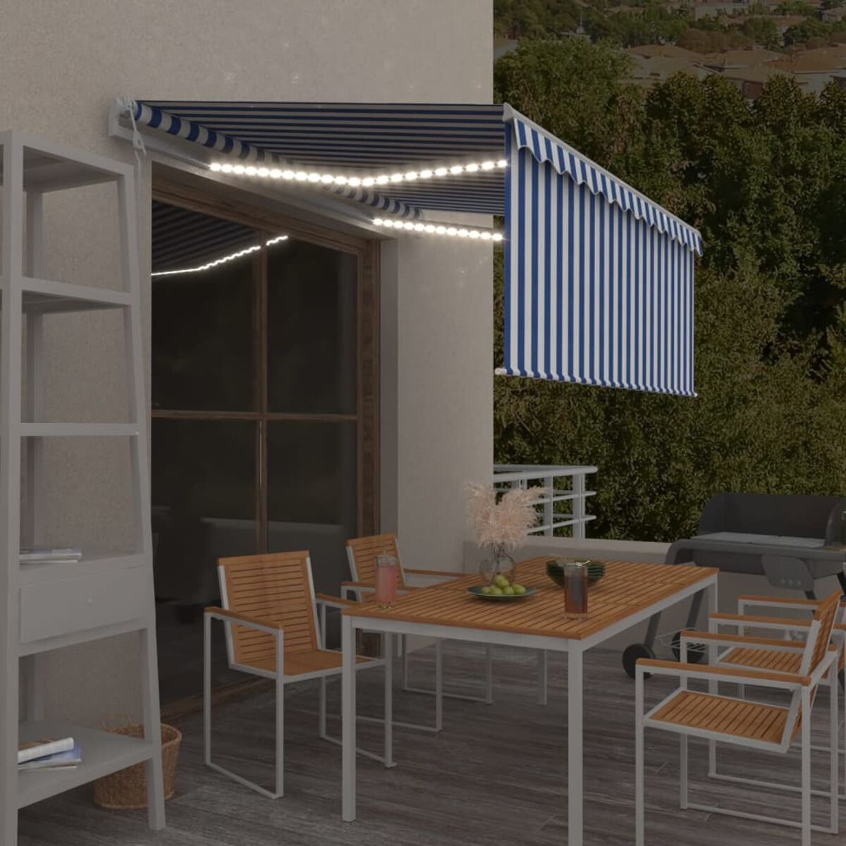 Terrassenszene mit blau-weiß gestreifter Markise und Lichterketten.