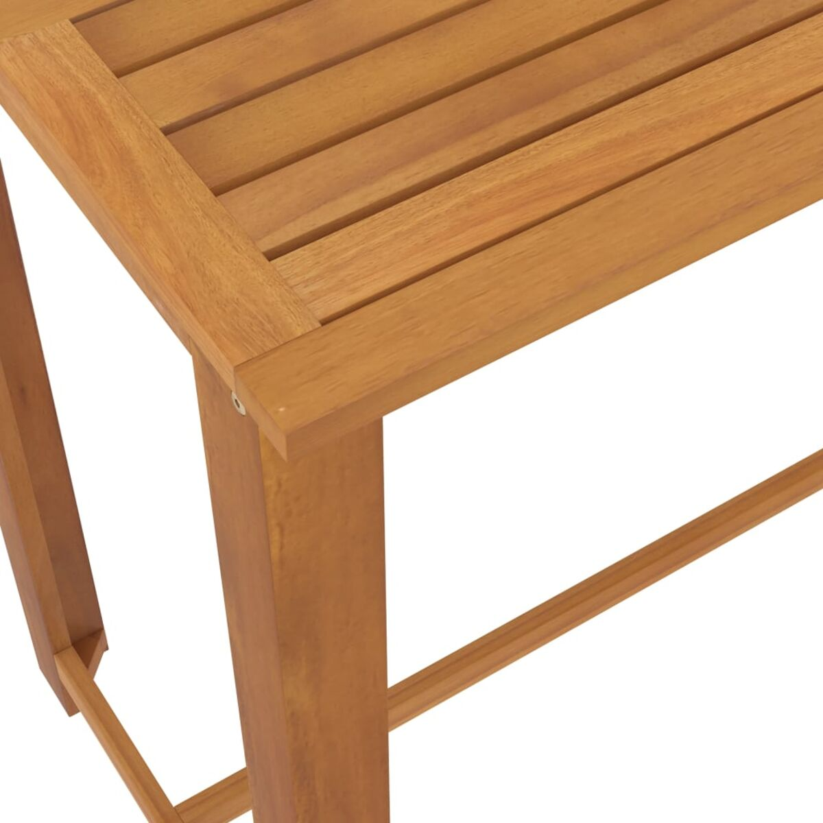 Nahaufnahme einer Holztischecke, die Latten und ein Bein zeigt.