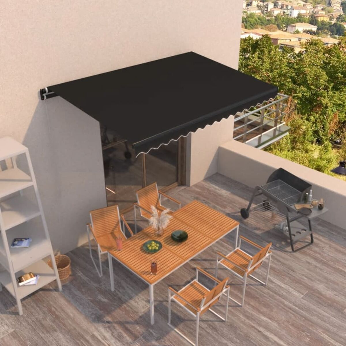 Terrasse mit Markise, Tisch, Stühlen und Grill.