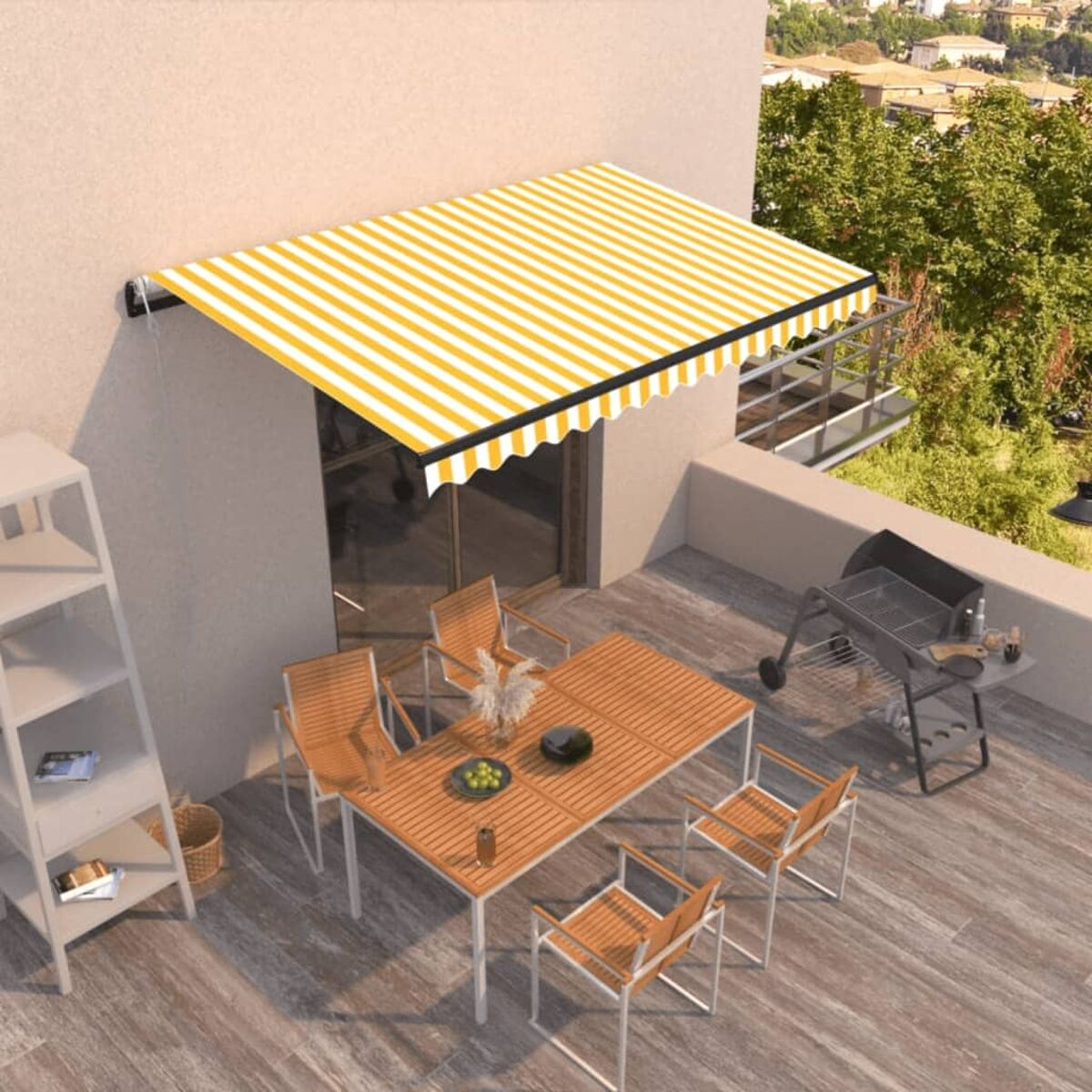Terrassenszene mit Markise, Tisch, Stühlen und Grill.