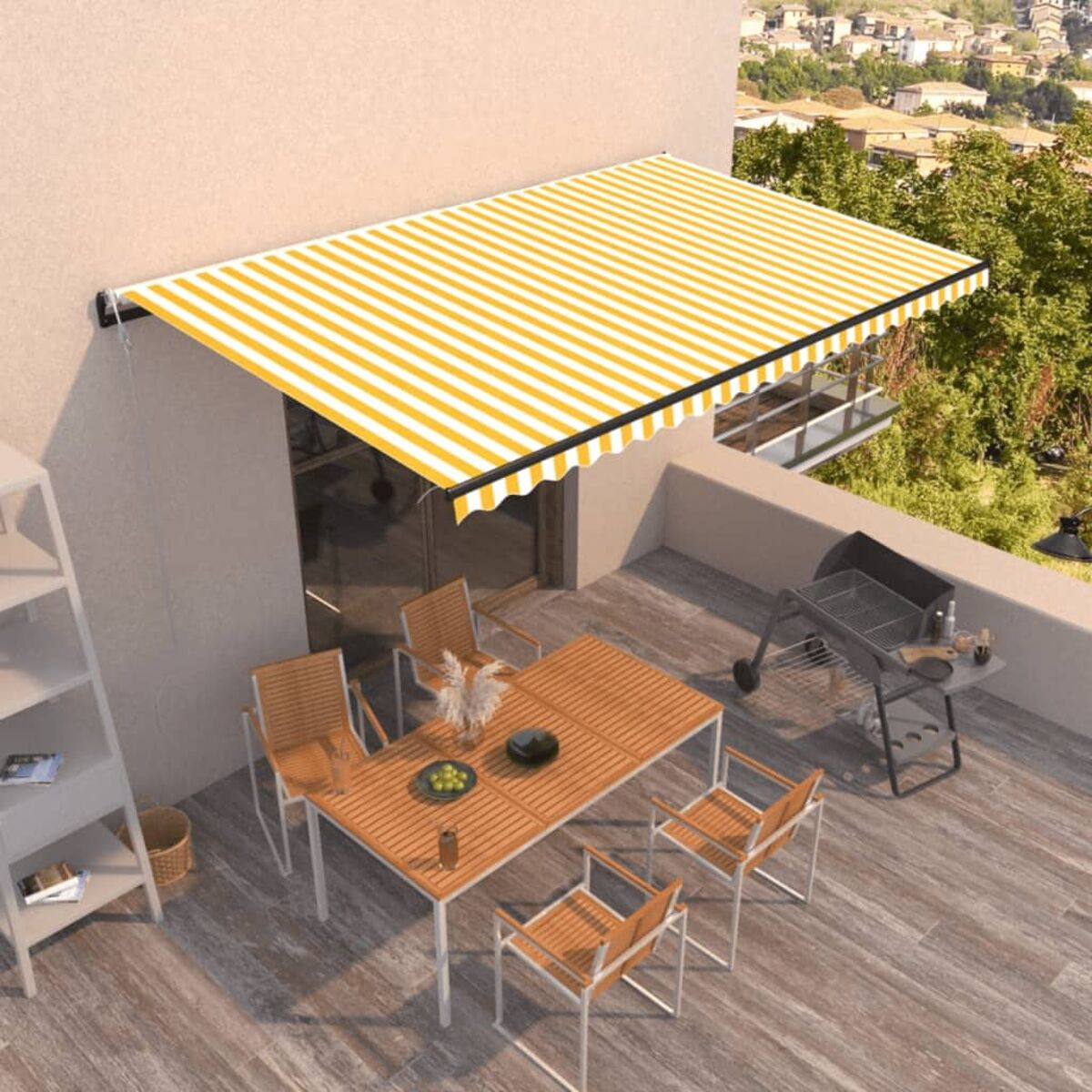 Terrasse mit gelb-weiß gestreifter Markise, Tisch, Stühlen und Grill. Bäume im Hintergrund.