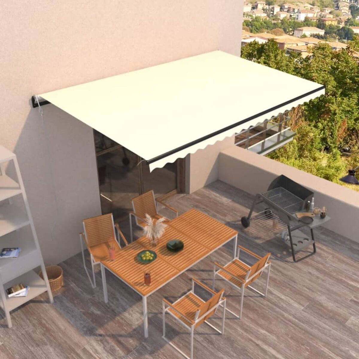 Terrassenszene mit Markise, Tisch, Stühlen und Grill.