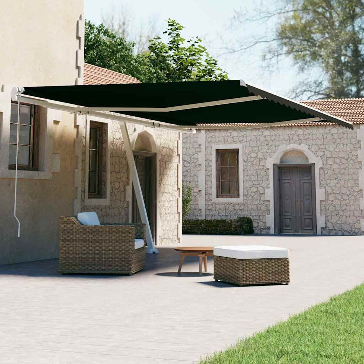 Ein Hausaußenbereich mit schwarzer Markise, Sitzgruppe im Freien, einem kleinen Tisch und einer Steinmauer.
