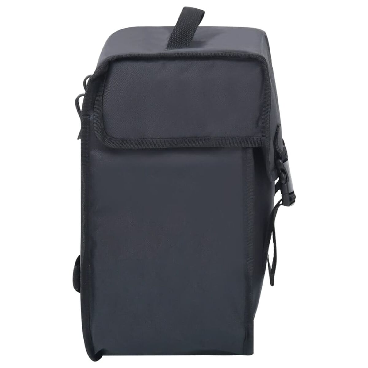 Eine schwarze rechteckige Tasche mit Henkel. Die Tasche hat eine Klappe und eine Schnalle.