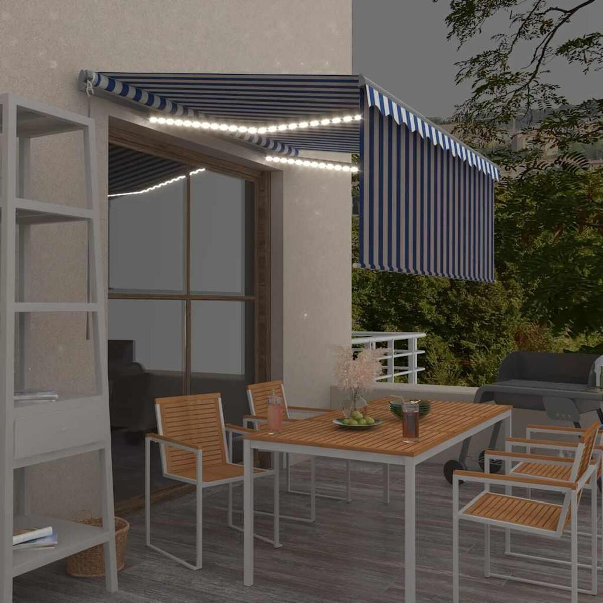 Terrassenszene mit Markise, Tisch und Stühlen. Nachtansicht mit Lichtern.