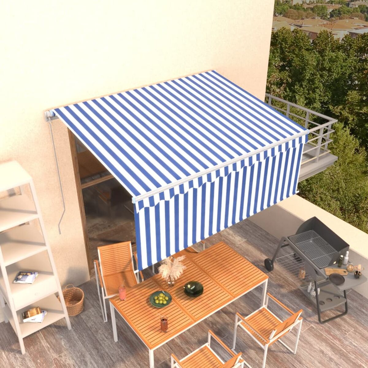 Szene im Freien mit blau-weiß gestreifter Markise, Tisch, Stühlen und Grill.