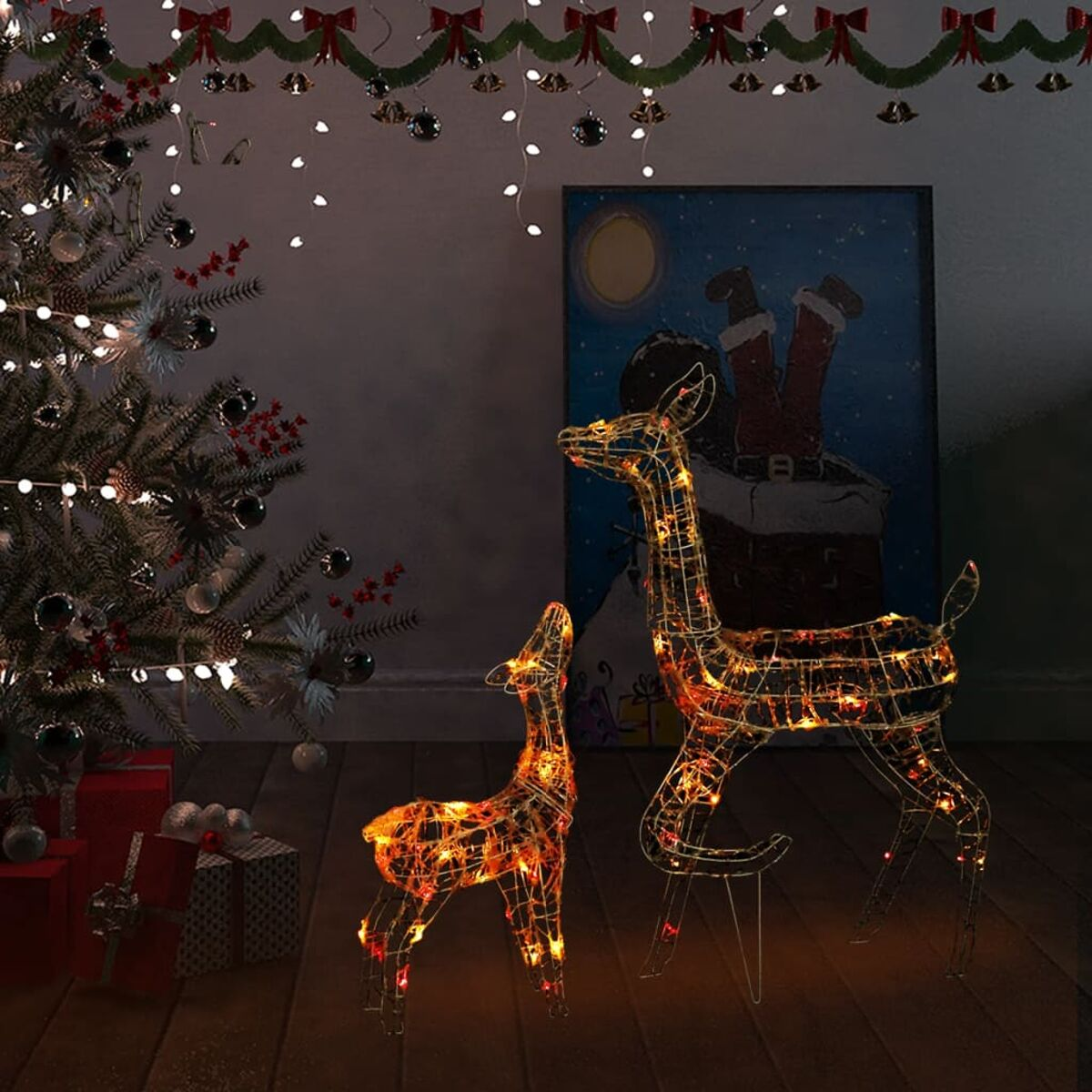 Weihnachtsszene mit leuchtenden Rentierdekorationen und einem geschmückten Baum.