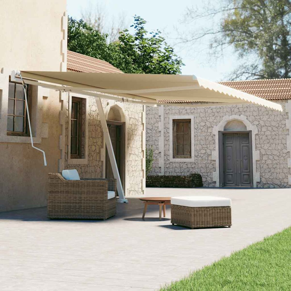 Außenansicht eines Steinhauses mit Markise und Terrassenmöbeln. Es ist ein sonniger Tag.