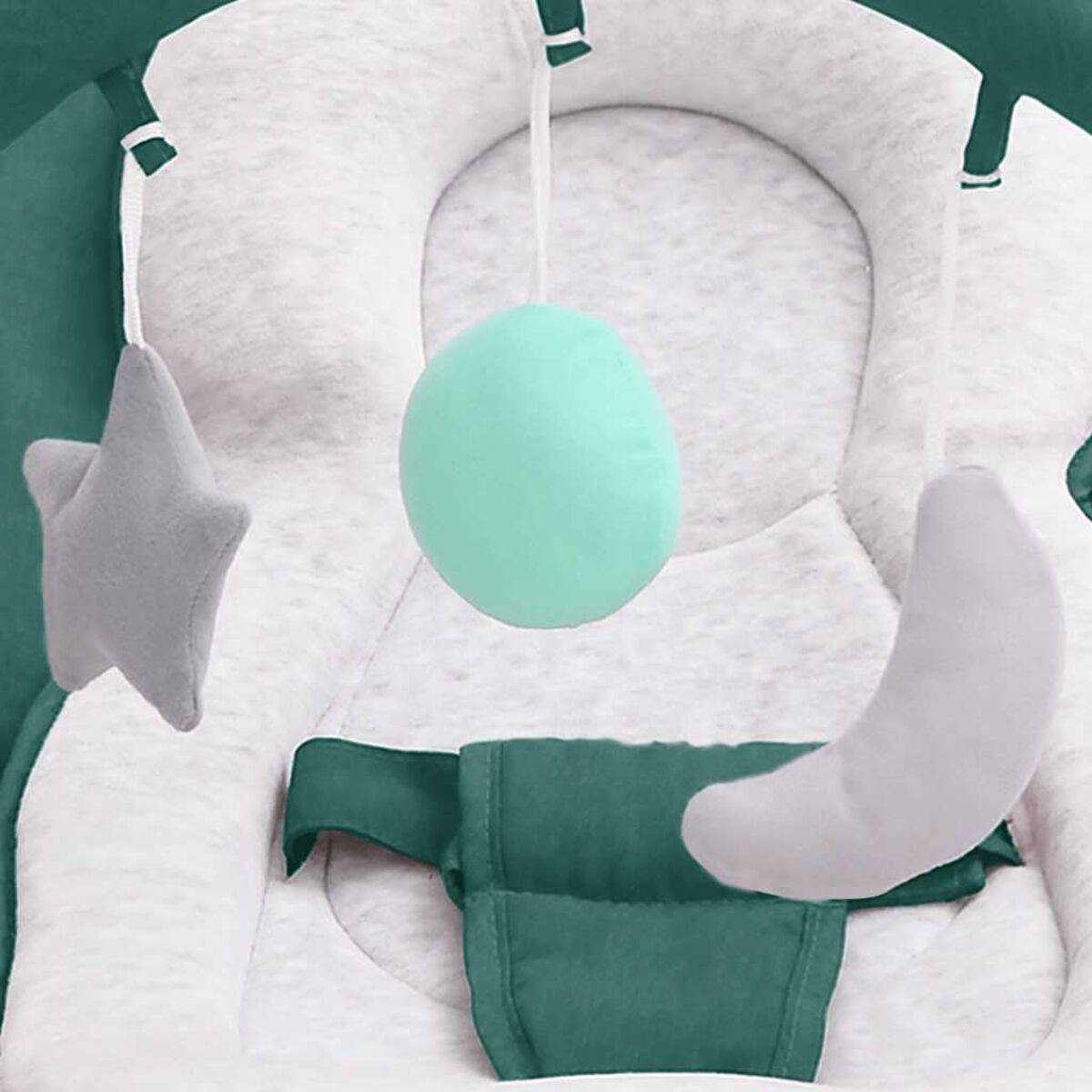 Babywippe mit Spielzeug: Stern, Mond und Ball. Grün- und Grautöne. Weißer Hintergrund.