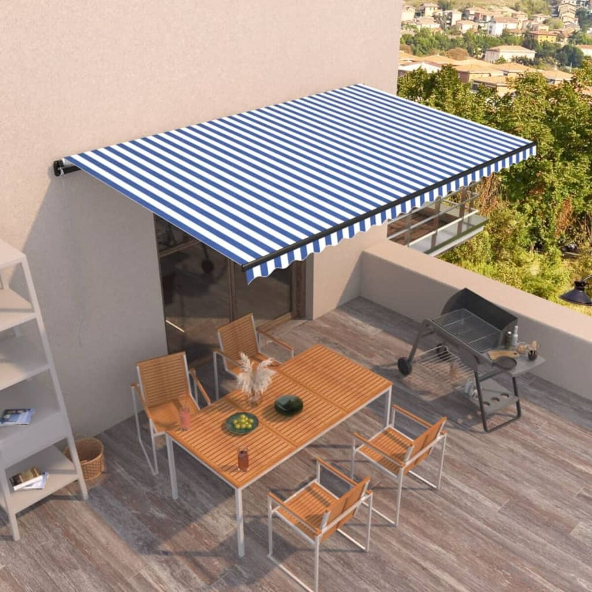 Eine Terrasse mit blau-weiß gestreifter Markise. Es gibt einen Tisch, Stühle und einen Grill.