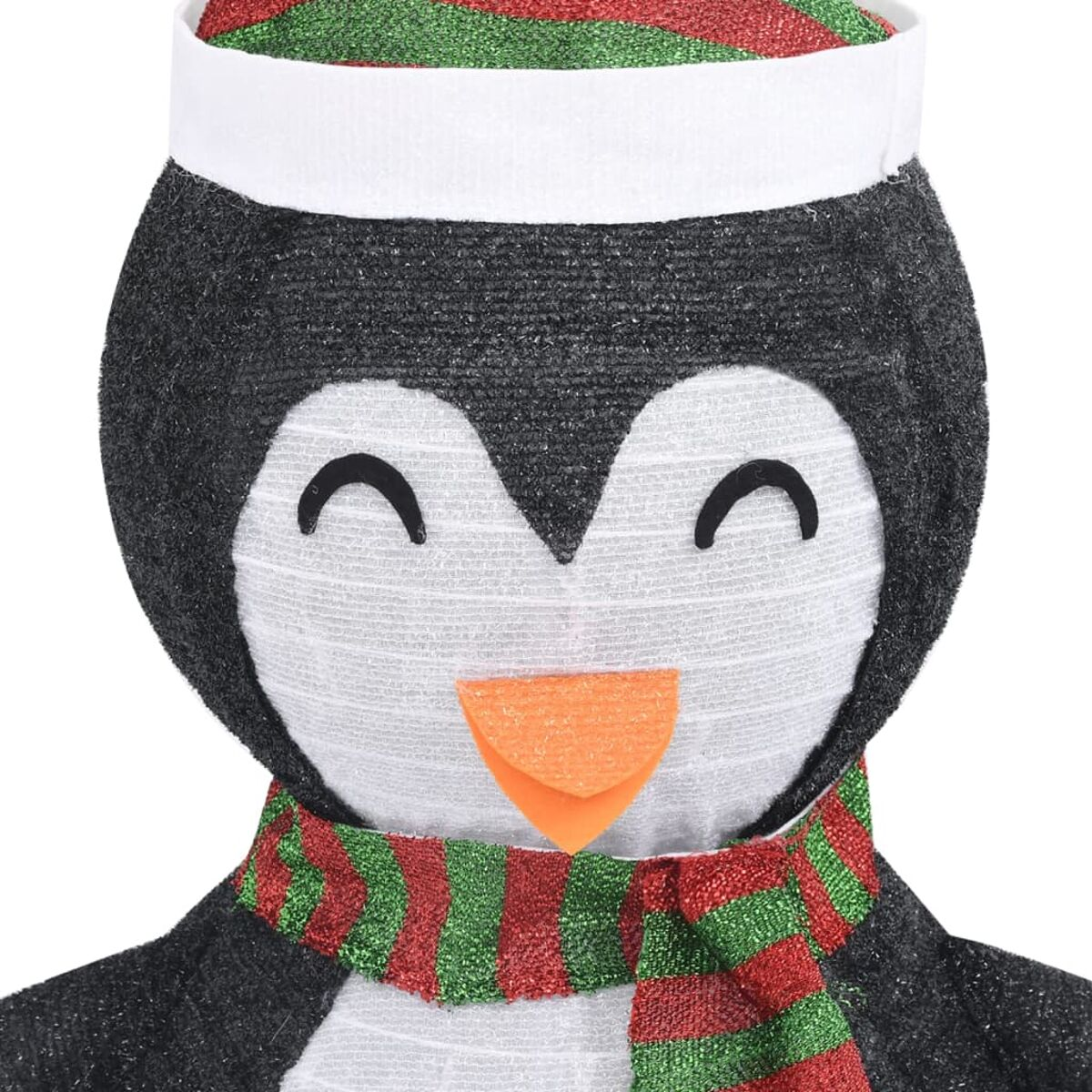 Ein dekorativer Pinguin mit Hut und Schal. Es hat ein rot, grün und weißes Farbschema.