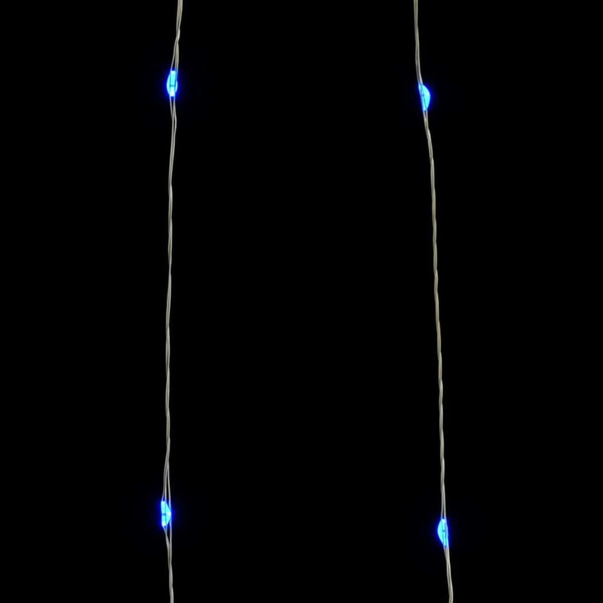 Schnur aus blauen Lichterketten. Die Lichter sind klein und gleichmäßig verteilt.