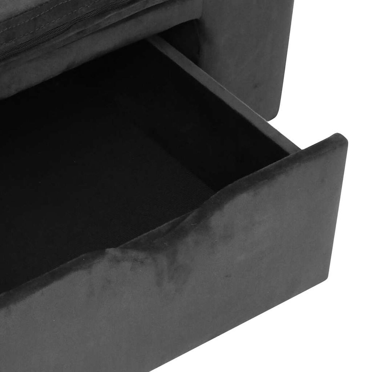 Geöffnete schwarze Schublade. Weißer Hintergrund.