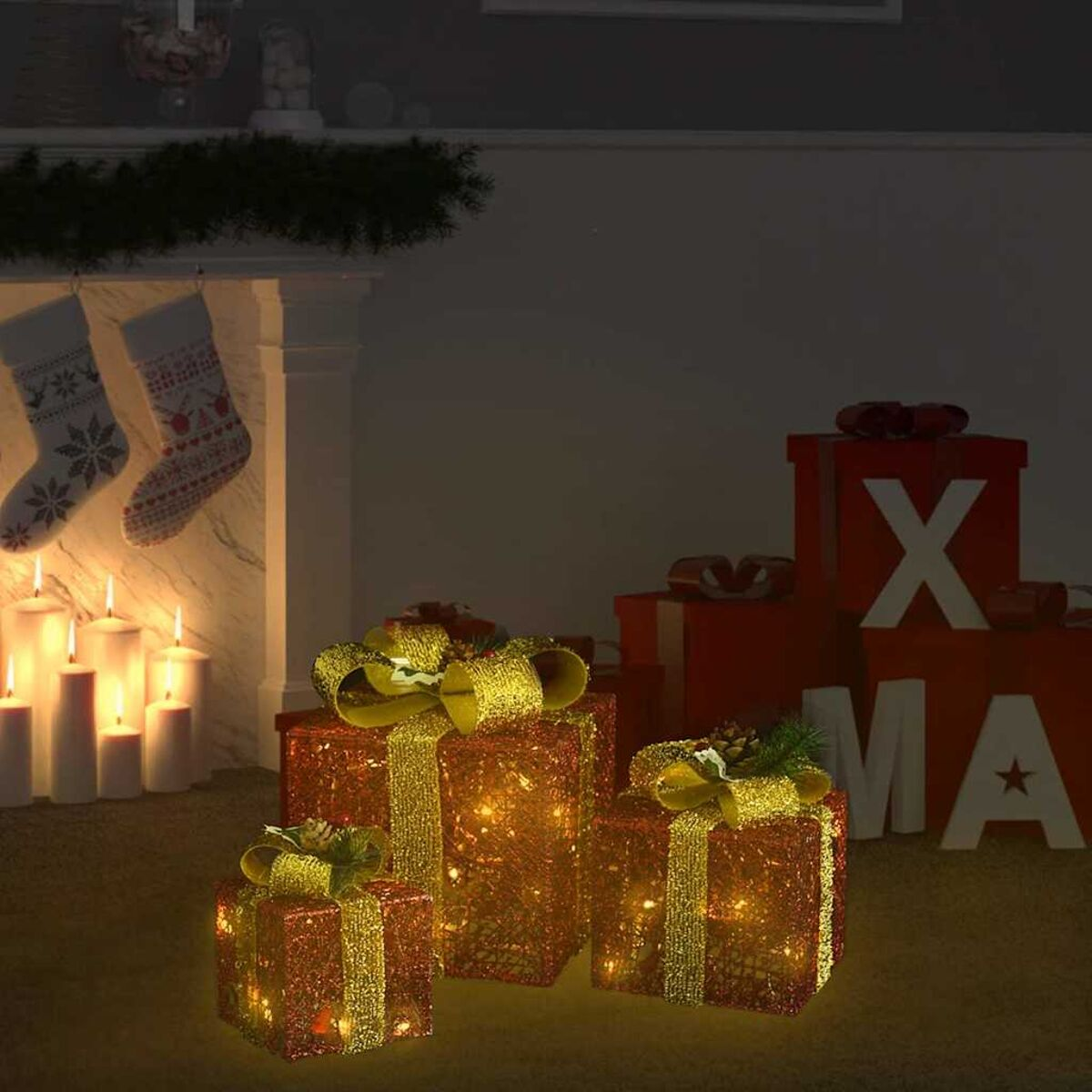 Weihnachtsszene mit beleuchteten Geschenkboxen, Kerzen und Strümpfen über einem Kamin.