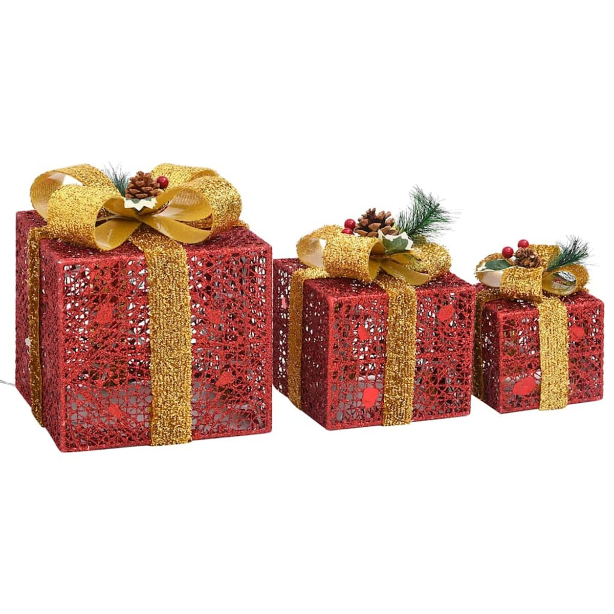 Drei rote Geschenkboxen mit goldenen Schleifen und Tannenzapfen. Weißer Hintergrund.