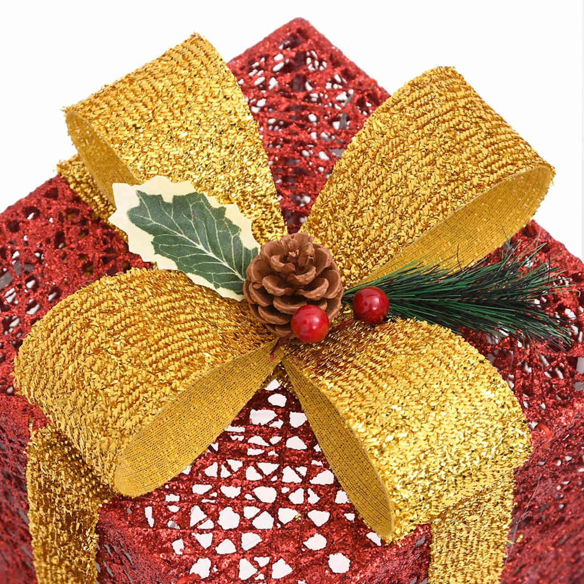 Dekorative rote Geschenkbox mit goldener Schleife und festlichen Dekorationen.