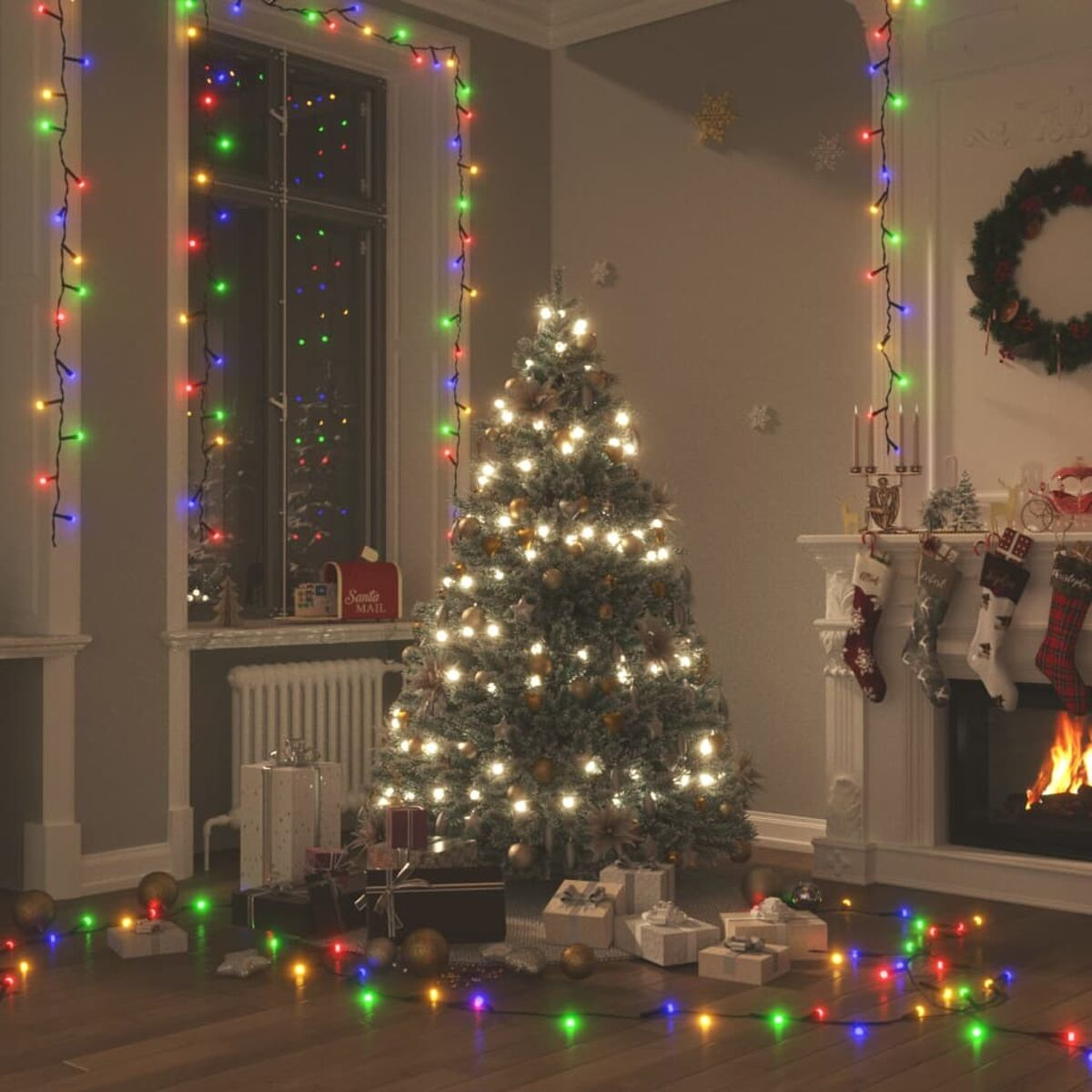 Weihnachtszimmer mit Baum, Lichtern und Geschenken dekoriert.