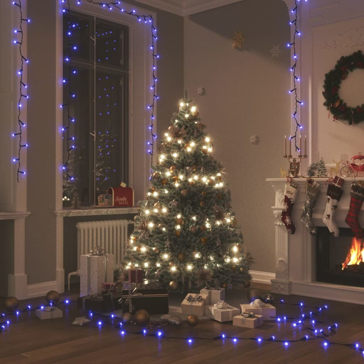 Weihnachtsszene: geschmückter Baum, Lichter, Geschenke, Kamin, Strümpfe.