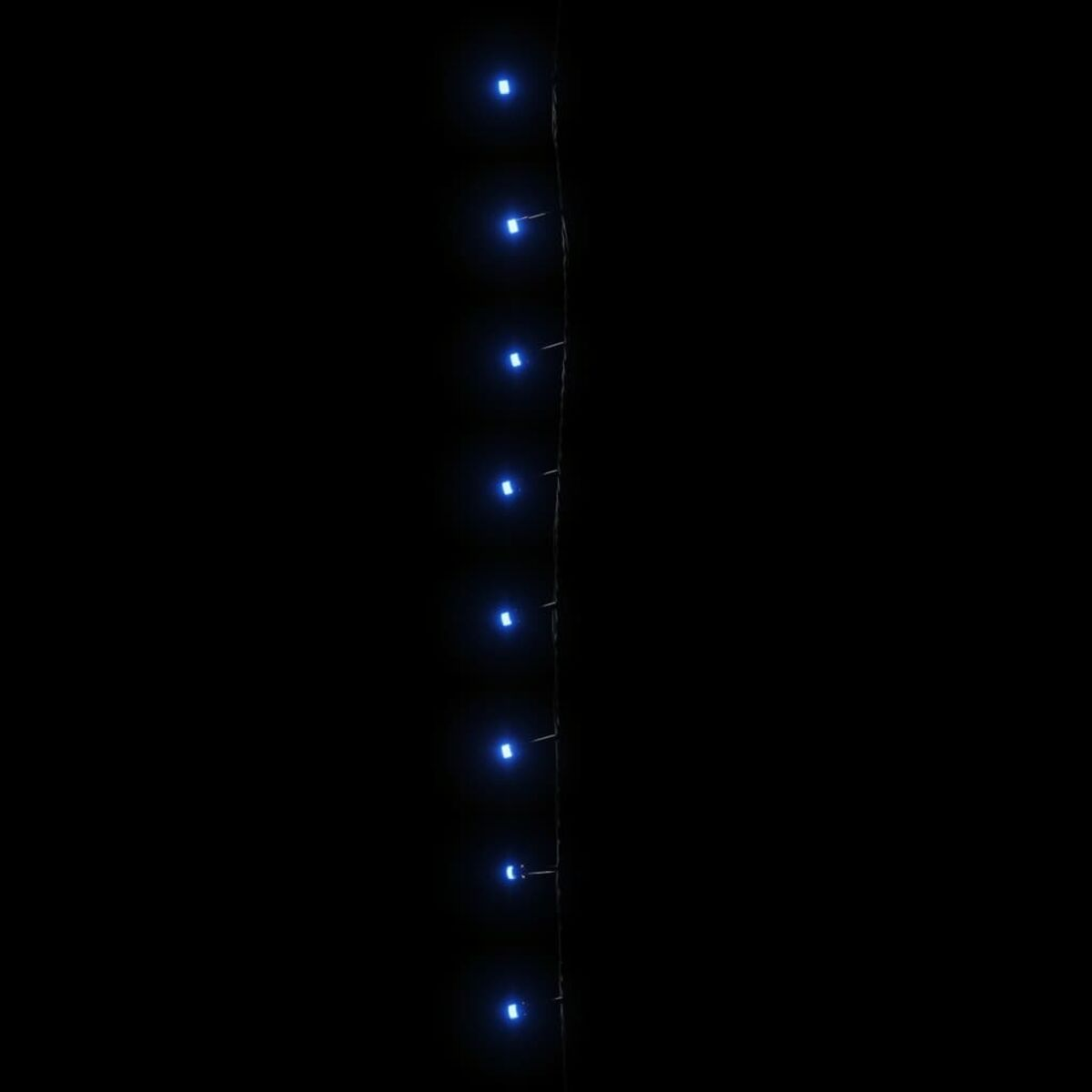 Eine Lichterkette mit blauen LEDs. Gleichmäßig angeordnet, vor schwarzem Hintergrund.