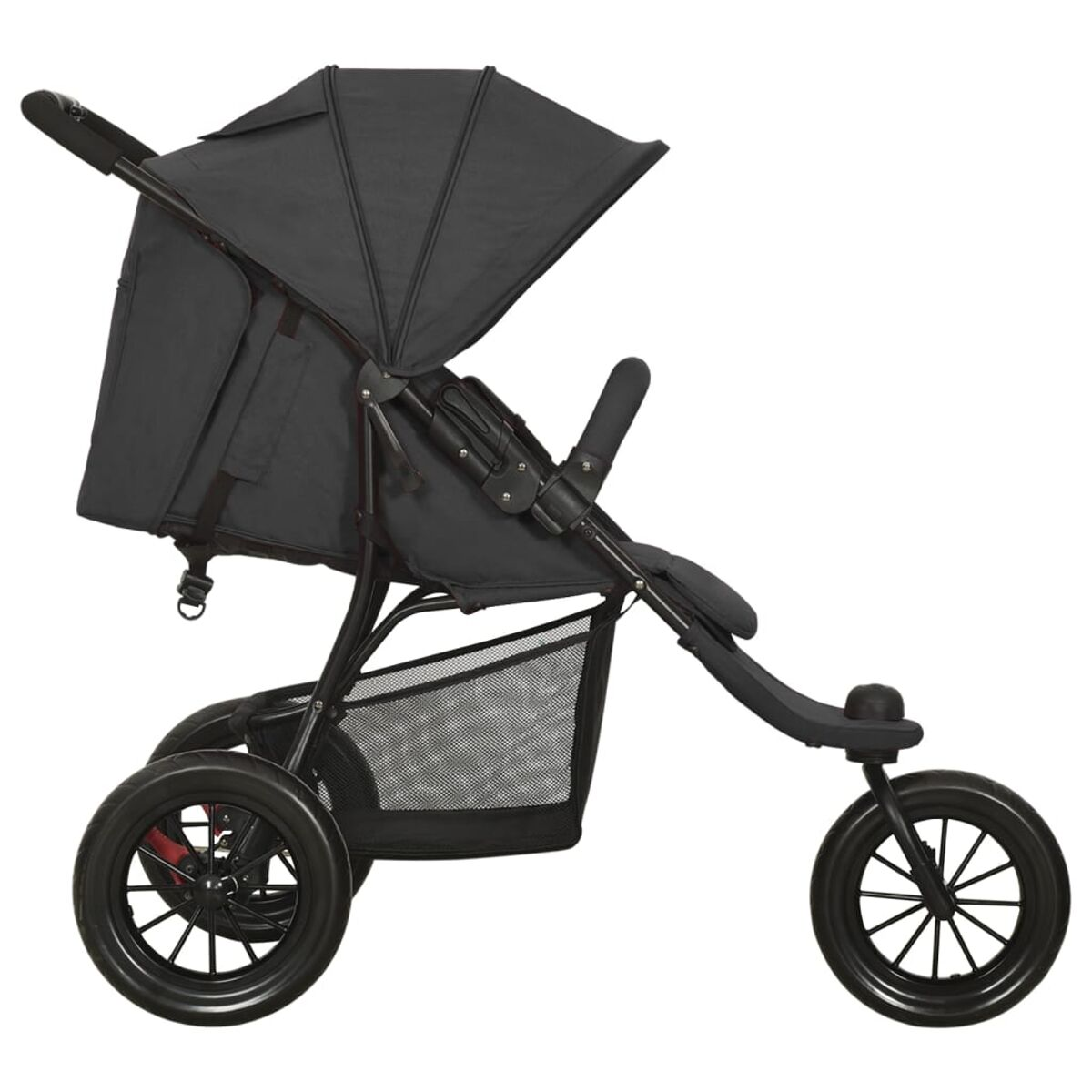 Schwarzer Kinderwagen mit Verdeck, Korb und drei Rädern auf weißem Grund.