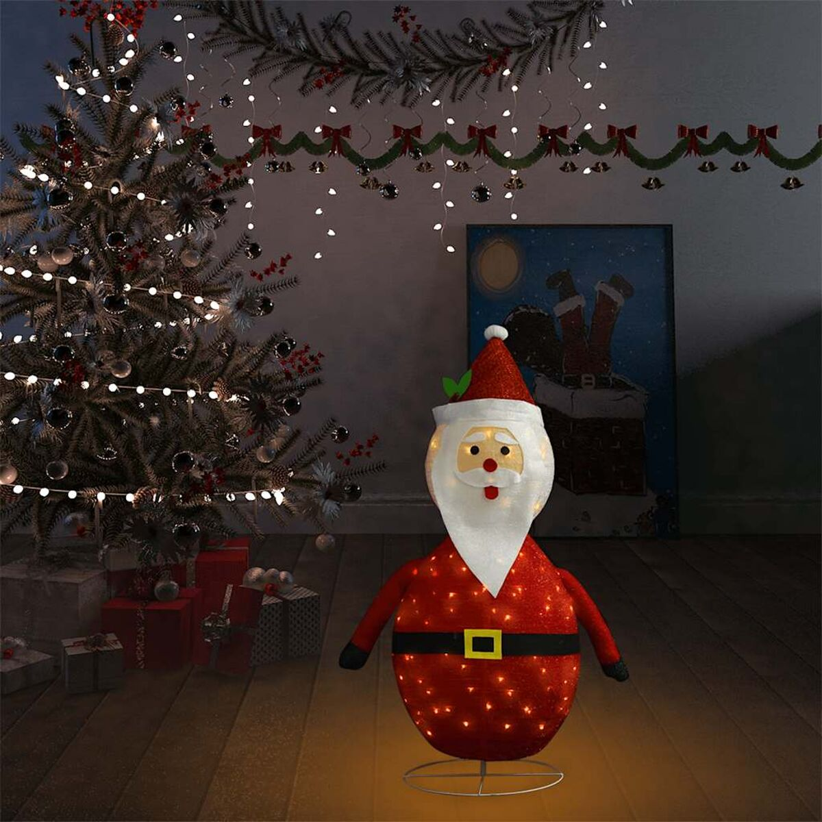 Weihnachtsmann-Dekoration mit Lichtern. Weihnachtsbaum im Hintergrund mit Geschenken. Gemälde an der Wand.