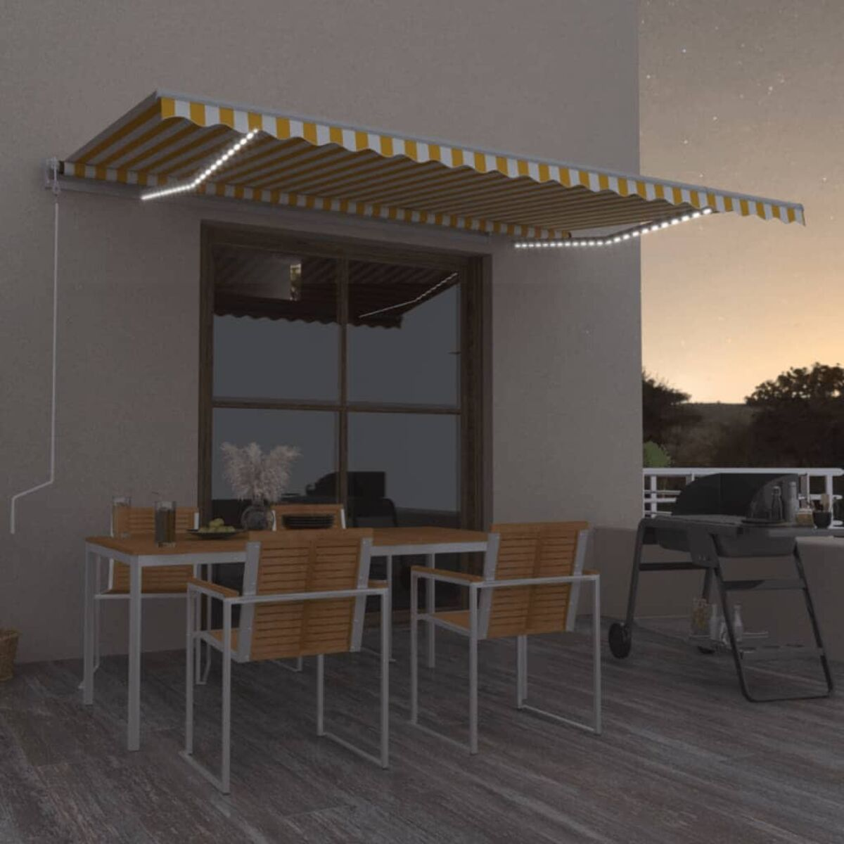 Terrasse im Freien mit Tisch, Stühlen und gestreifter Markise mit Lichtern.