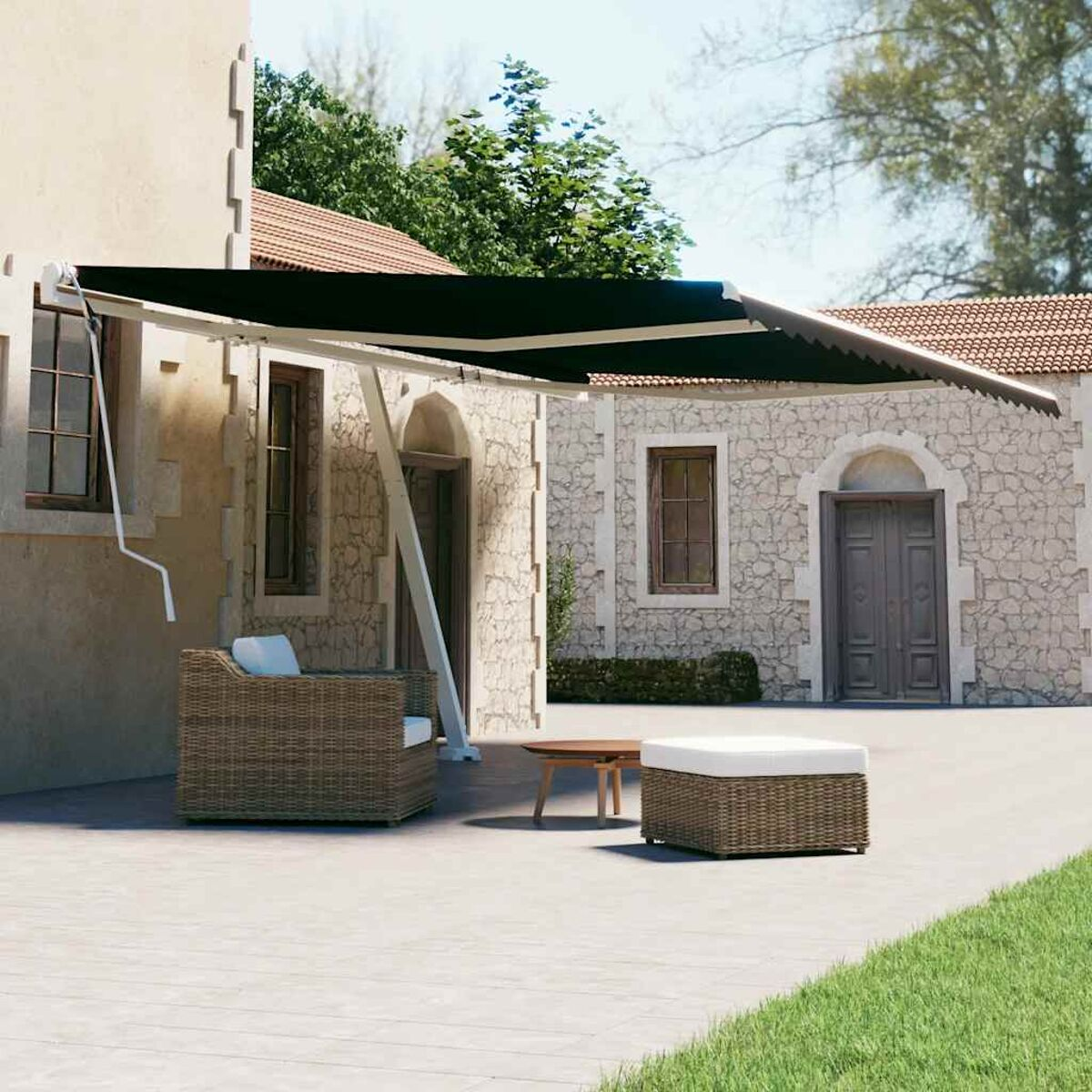 Szene im Freien: schwarze Markise über Terrassenmöbeln. Steingebäude im Hintergrund mit Bäumen und Himmel.