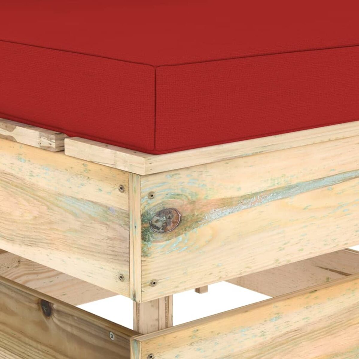 Rotes Kissen auf einer Holzpalette. Das Kissen ist rechteckig und bedeckt die Palette.