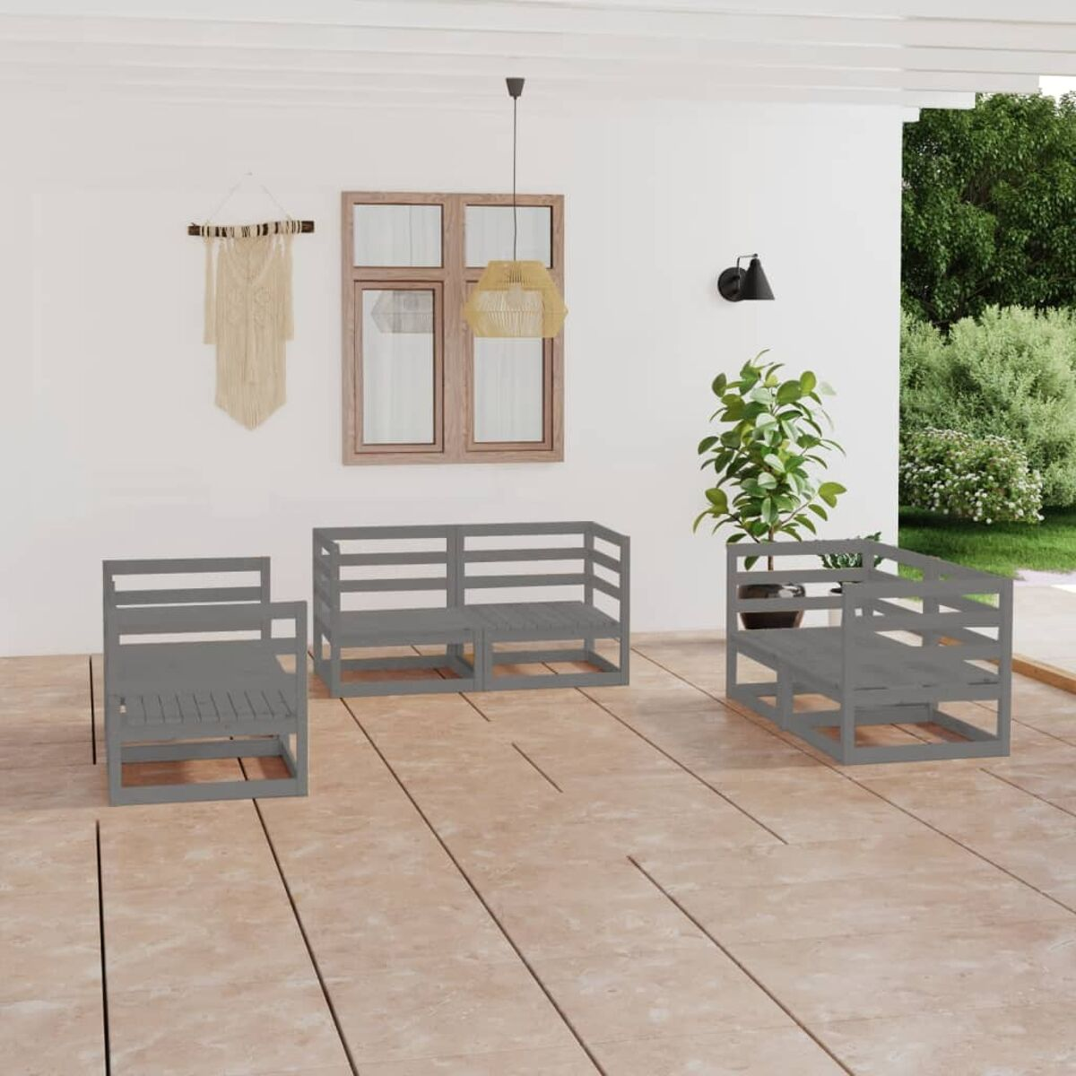 Outdoor-Sitzgruppe: graue Holzstühle und Sofa auf einer Terrasse.