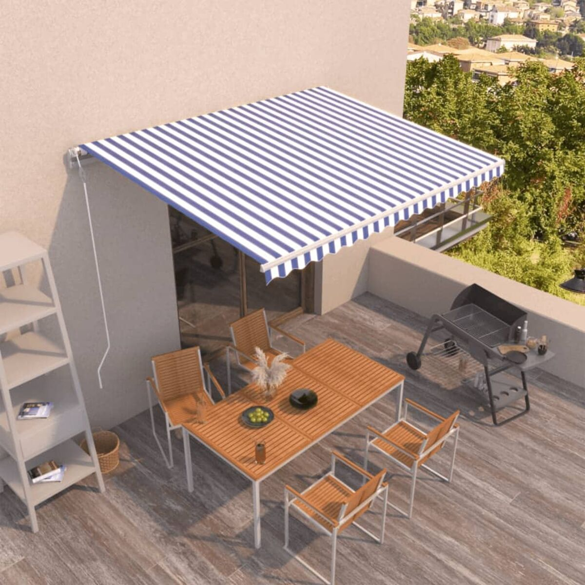 Terrasseneinrichtung im Freien mit Markise, Tisch, Stühlen und Grill. Sonniger Tag.