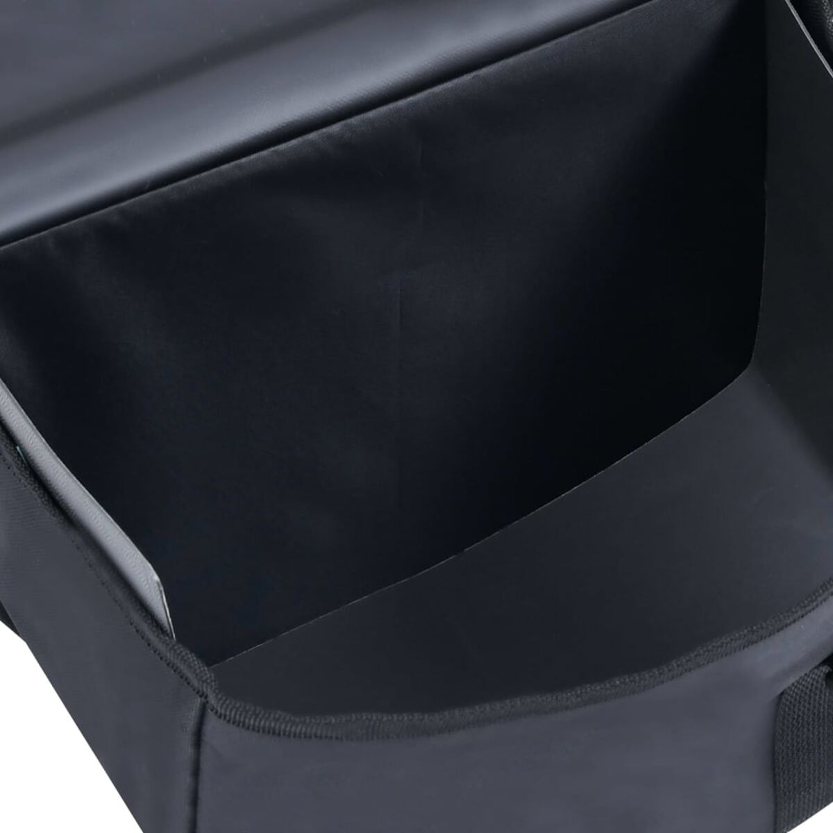 Schwarze Innenseite der Tasche. Die Tasche ist leer. Das Innere ist schwarz. Weißer Hintergrund.