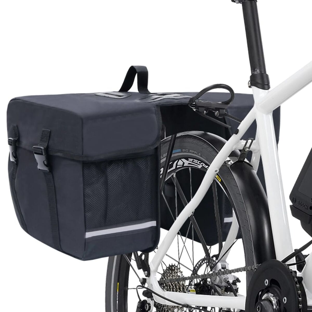 Ein schwarzes Fahrradtaschen-Set an einem weißen Fahrrad befestigt. Die Tasche hat Schnallen und Reflektoren.