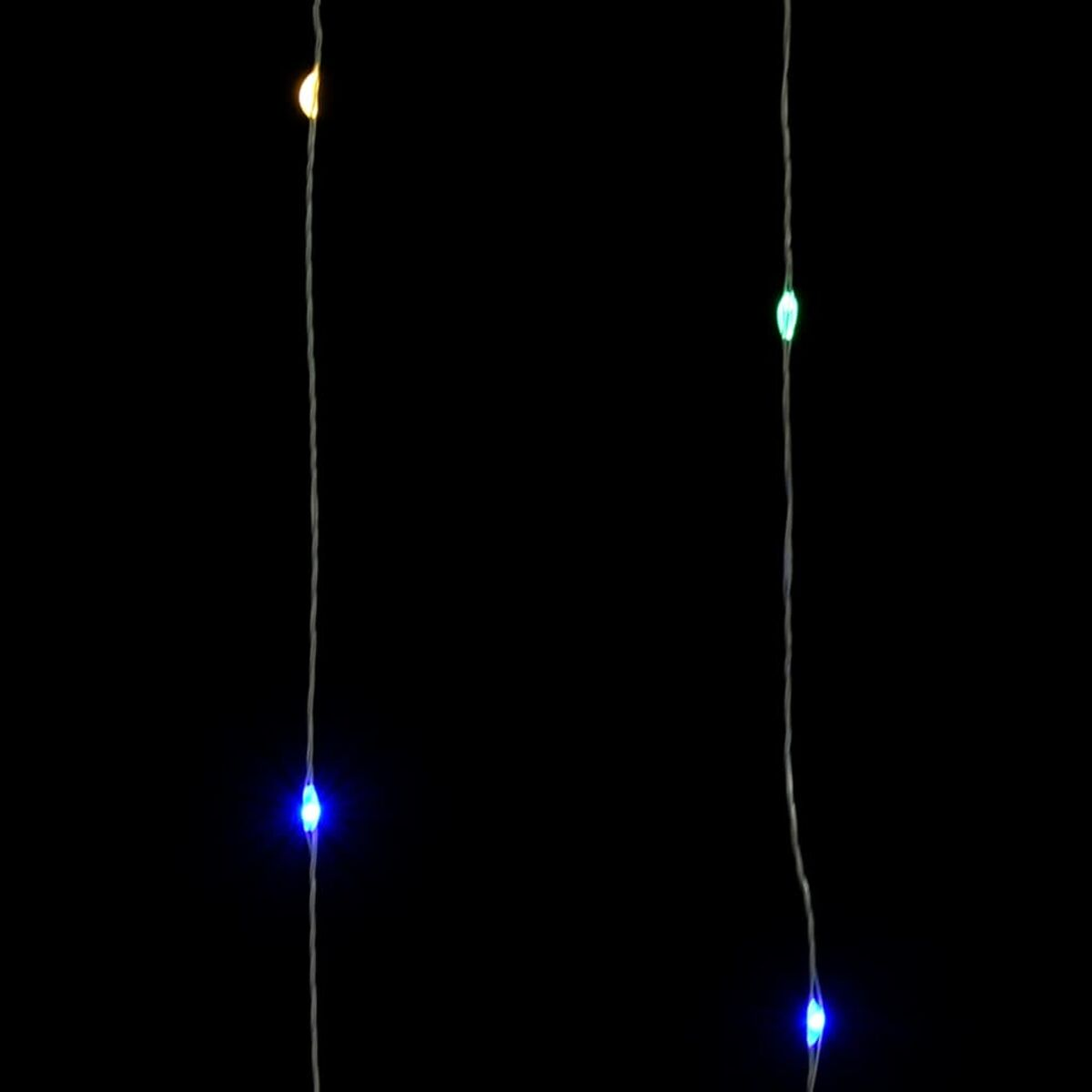 Zwei Stränge Lichterketten vor schwarzem Hintergrund. Die Lichter sind klein und strahlen verschiedene Farben aus.