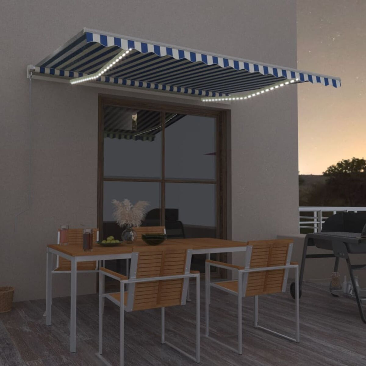 Ein Deck mit Tisch, Stühlen und einer Markise. Die Markise hat Lichter.