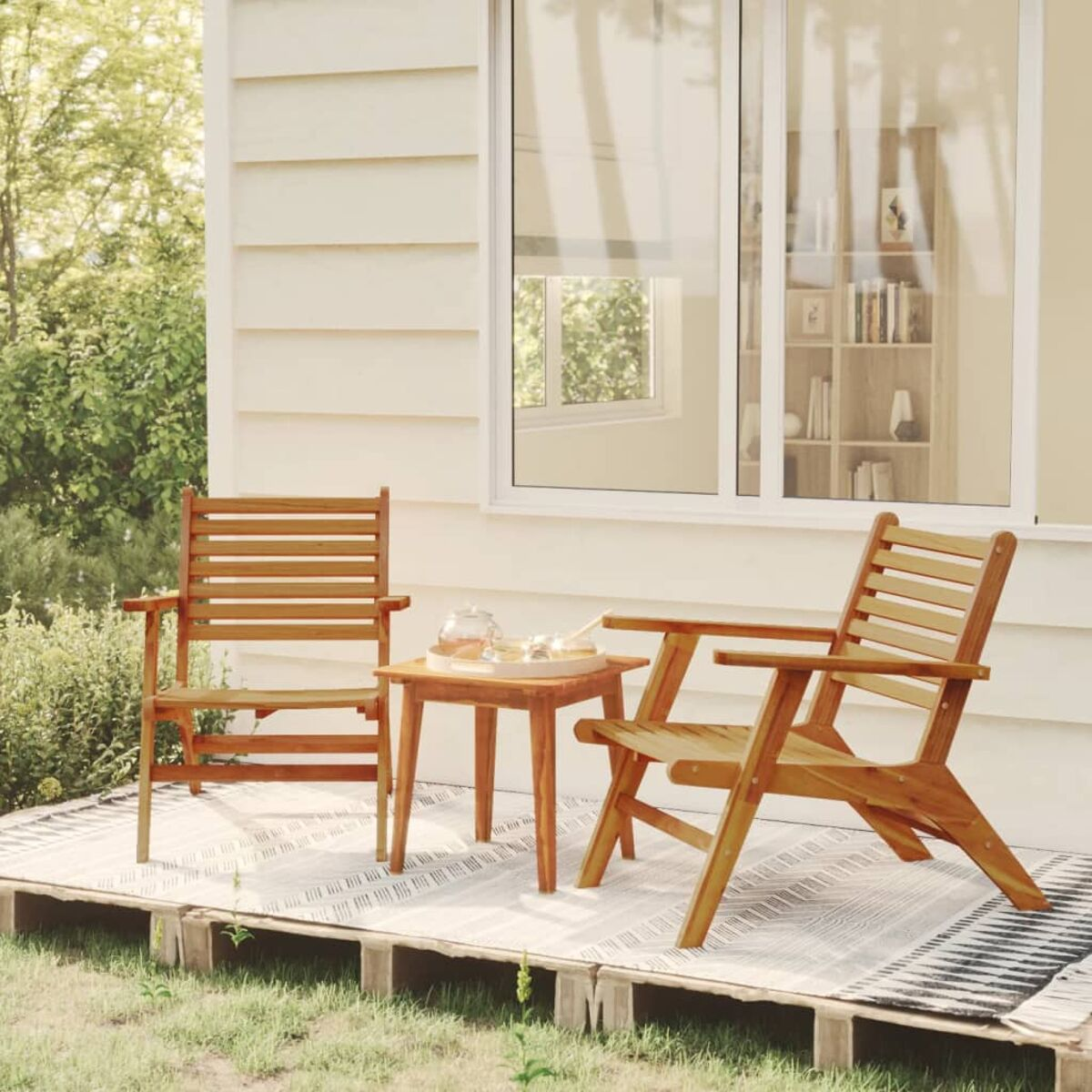 Holzstühle und Tisch auf einer Veranda mit Fenster im Hintergrund.