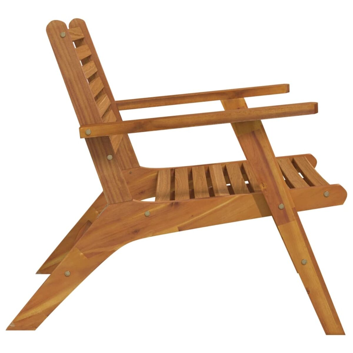 Ein Holzstuhl im Profil. Er hat Latten für Sitz und Rückenlehne sowie Armlehnen. Das Holz hat eine hellbraune Farbe.